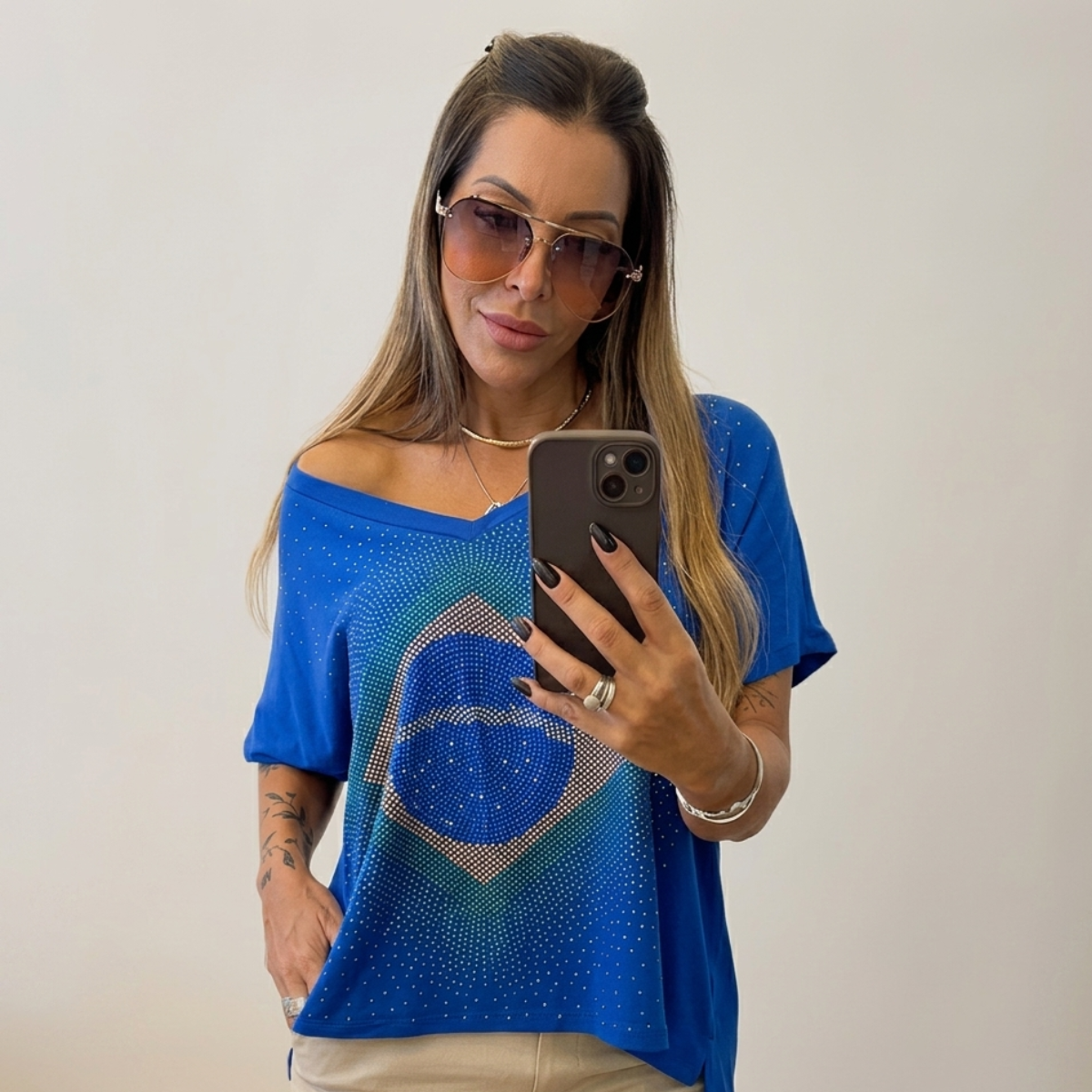 Blusa Brasil Gola V com Pedraria [COMPRE 1 E LEVE 3]